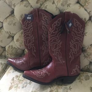 NWT Size 8 red women’s cowgirl boots